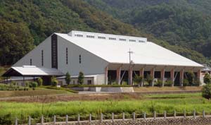 白い三角形の形をした月の輪プラザの外観写真