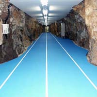 鮮やかな青色が印象的なハイポキマイン・走路・やなはらのトレーニング走路の写真