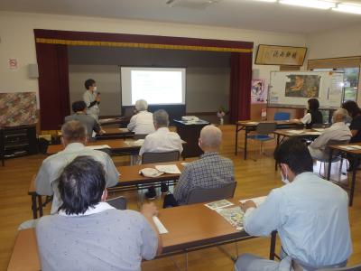 美咲町モデル林整備事業について参加者が説明を受けている座談会の写真