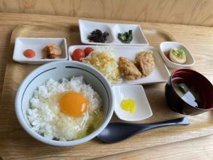 白いご飯の上に美味しそうな黄身が載っている、まんぷく黄福定食の写真