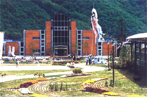 赤茶色の外壁が勇壮な鉱山資料館の外観写真