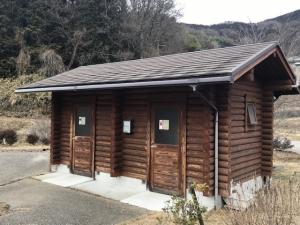 ログハウスのような形状をした大垪和西棚田公園のトイレ施設の外観写真