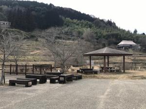 長ベンチが多数設置された屋根付きの休憩所がある大垪和西棚田公園の東屋の写真