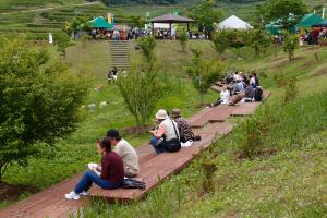 散策中にベンチでくつろいでいる観光客の写真