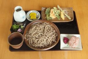 お盆に用意されたそば御膳の写真