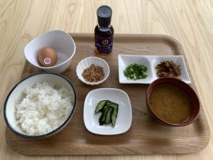 お盆に用意された黄福定食の写真