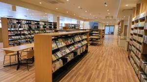 木目のフローリング床に本棚が並べられている写真