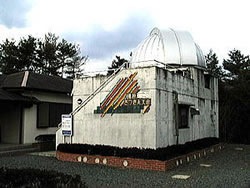 天文台のドームが設置された白い建物の写真