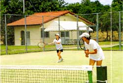 テニスの後衛選手が球を打ち返している写真