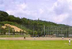 選手が守備についている野球場の写真