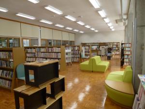 本が敷き詰められた本棚が並んでいる写真