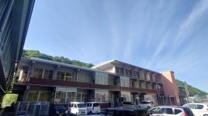 たくさんの車が停められている3階建ての建物の写真