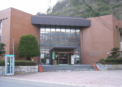 ガラス張りの玄関口がある茶色の壁をした建物の写真