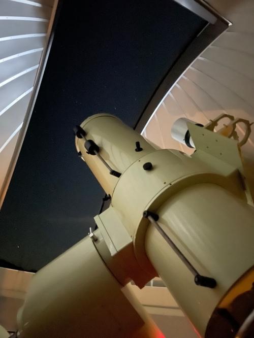 星空に向けられた天文台の大きな望遠鏡の写真
