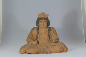 ロングヘアーに髪飾りを付けた人の彫刻の写真