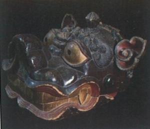 大きな目と口をした獅子の頭の写真