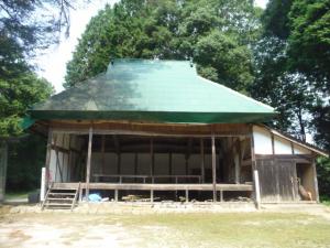 緑色の屋根をした舞台の写真