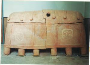 6本脚をした土造りの置物の写真