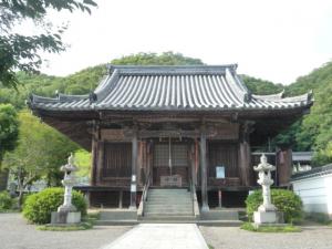 正面手前両脇に灯篭の置かれたお寺の写真