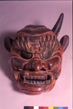 片方の角がない鬼のお面の写真