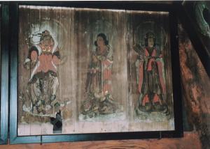 菩薩3体が描かれている古びた絵画の写真