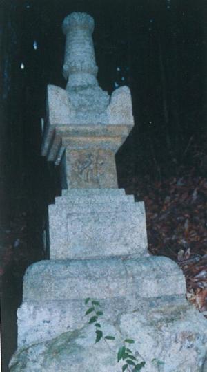 夜に撮られたの石塔の写真