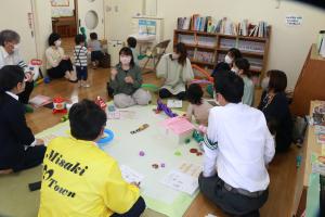 座って意見交換会に参加する親子クラブの方々の写真