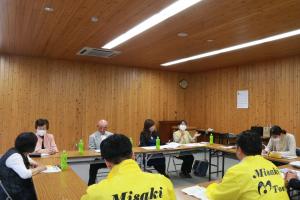 会議室で意見交換を行うみさき健康ポイント実行委員の方々の写真
