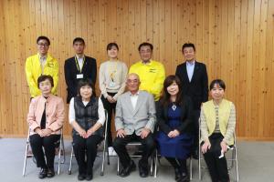 会議室で記念撮影に臨むみさき健康ポイント実行委員の方々の写真