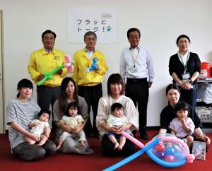 総合文化センターで記念撮影に臨むひよこクラブの皆さんの写真