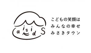 右に「こどもの笑顔はみんなの幸せみさきタウン」と文字が書かれていて左にモノクロの顔文字があるイラスト