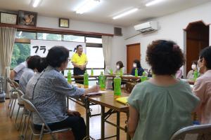 会議室で意見交換会に参加する女性の方々の写真