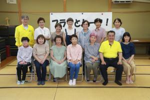 担当職員といっしょに記念撮影に臨む意見交換会に参加した女性の方々の写真