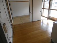 フローリンクのダイニングキッチンから6畳の和室を撮影した写真