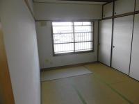 窓と大きな押入れが目立つ北側にある6畳の和室の写真