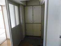 白い扉の大きな収納棚がある玄関の写真