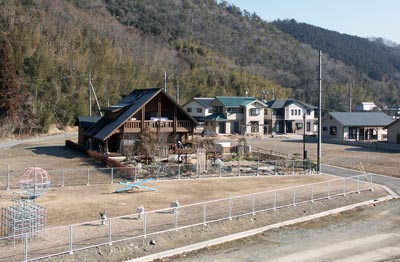 住宅や公園があるなかできちんと造成された王子団地の分譲地の写真