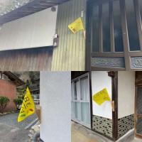 家の玄関先や窓の横に黄旗が設置されている4つの場面を1枚にまとめた写真