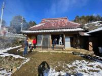 空き家朝活で参加者が家の修繕をしている写真