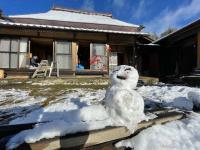 空き家朝活のなかで庭に作られた雪だるまの写真