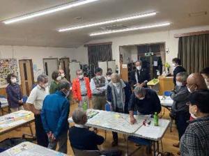 会議室で多くの参加者がテーブル上の地図を囲んで議論している北和気部会の写真