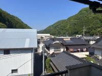 3階の部屋から旭学園の校舎やグラウンドが見えるアングルで撮影した写真