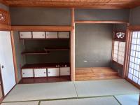 畳の部屋に床の間と天袋・地袋を備えた違い棚が並んでいる和室の写真