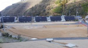 きれいに造成された茶色い更地の西川清水団地の分譲地の写真