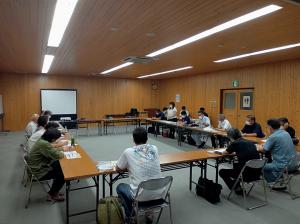 会議室に集まって学習会を開いている防災士たちの写真