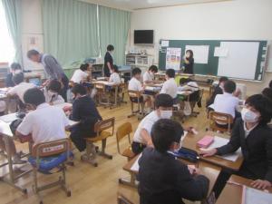 教室でグループに分かれて防災について学ぶ児童たちの写真